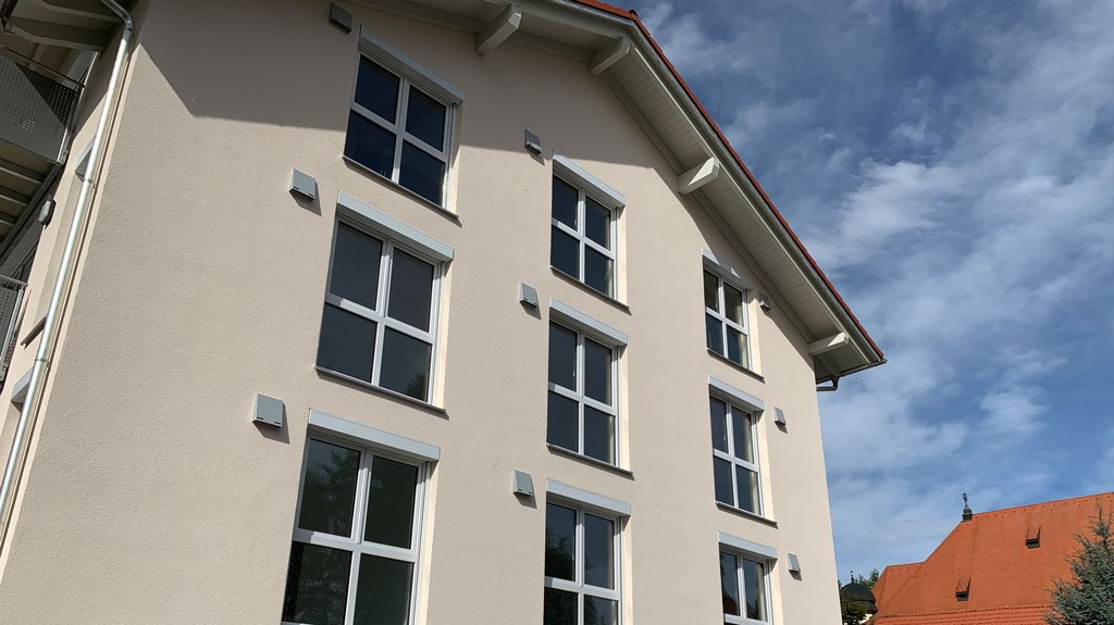 Lüftunsanlagenelemente and er Außenwand eines modernen Wohnhauses