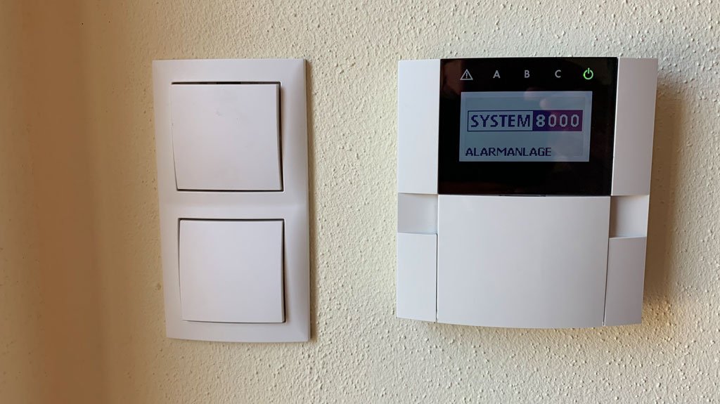 Detailaufnahme eines Alarmanlagenschaltkastens und entsprechender Schalter - Elektroinstallation in einem Altbau