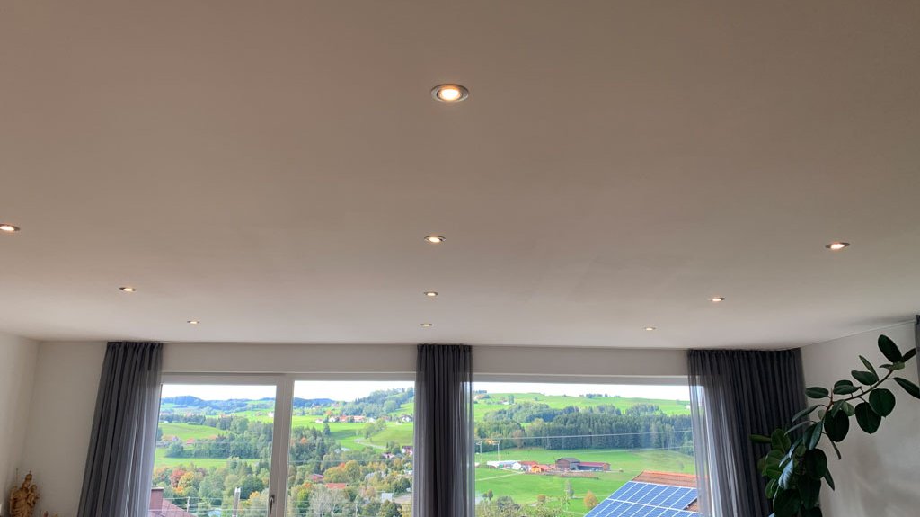 In die Decke integrierte EInbauleuchten in einem modernen Wohnhaus