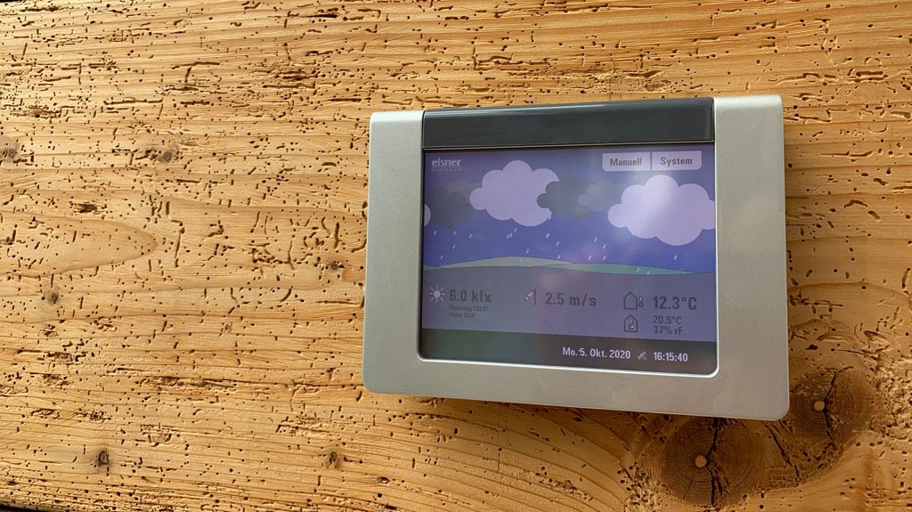 Steuerungseinheit in einem Wintergarten auf Altholz