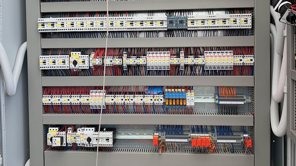 Schaltkasten eienr großen Gärtnerei als Beispiel für eine Elektroinstallation
