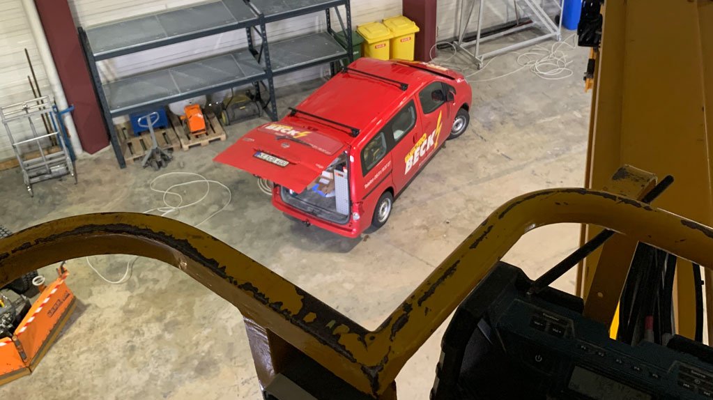 Fahrzeug von Elektro Beck in einer Industriehalle - fotografiert von einer Hebebühne aus nach unten