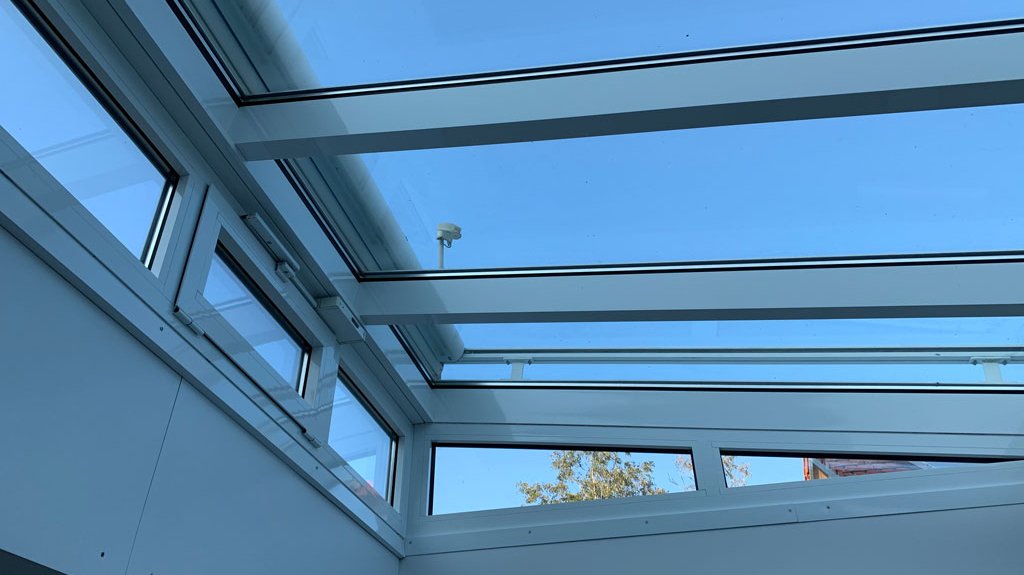 Eine Wintergartenkonstruktion aus Kunststoff und Glas, dessen Steuerungseinheit von Elektro Beck eingebaut wurde