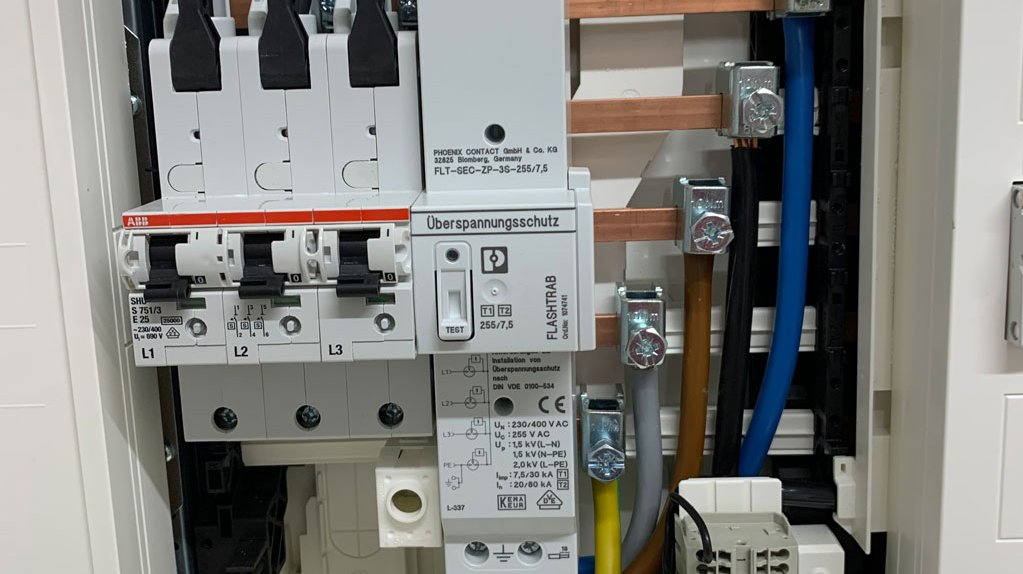 Detailaufnahme einer Überspannungsschutz-Einheit von Elektro Beck