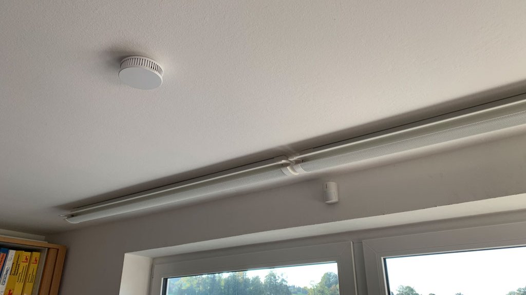 Rauchwarnmelderinstallation im Wohnzimmer eines Wohnhauses - eine Installation von Elektro Beck