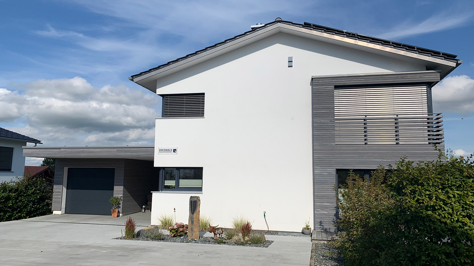 Ein weißes Familienhaus von außen in Ermengerst