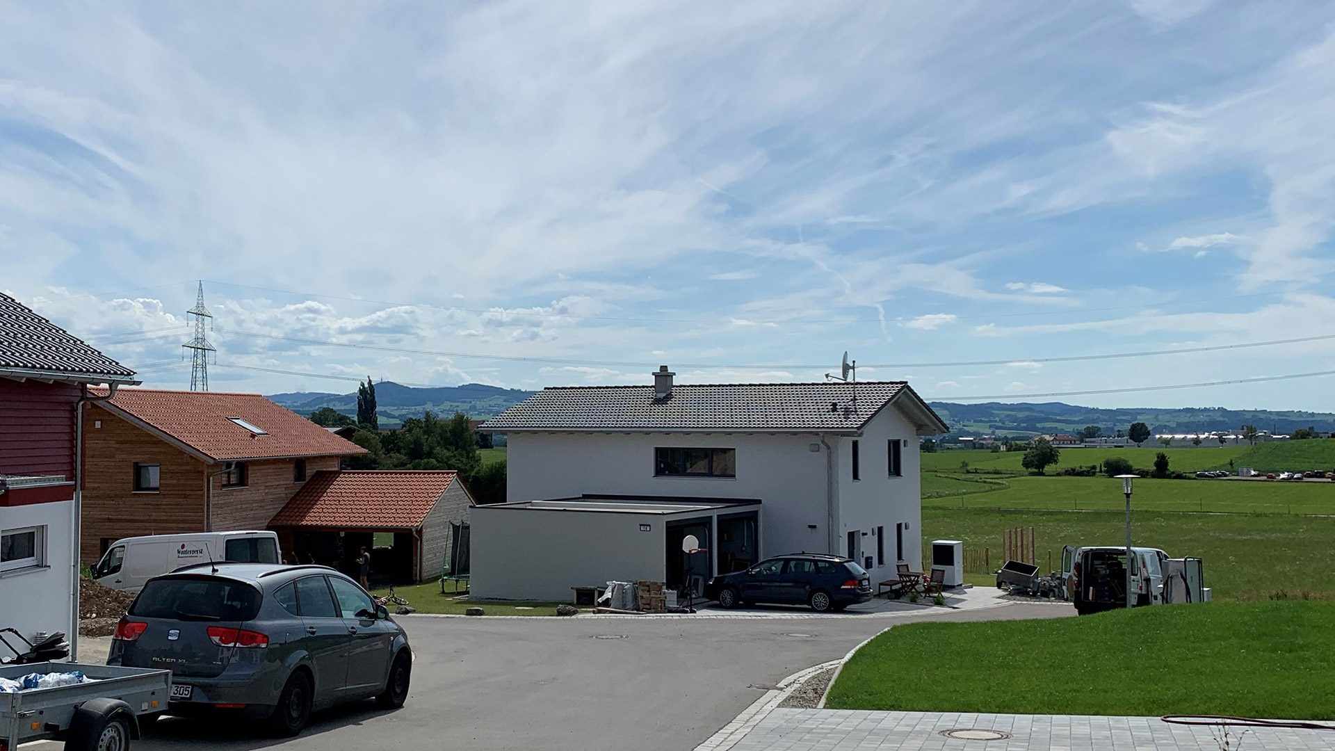 Ein Familienhaus von außen am Ende eines Wohngebiets fotografiert. 