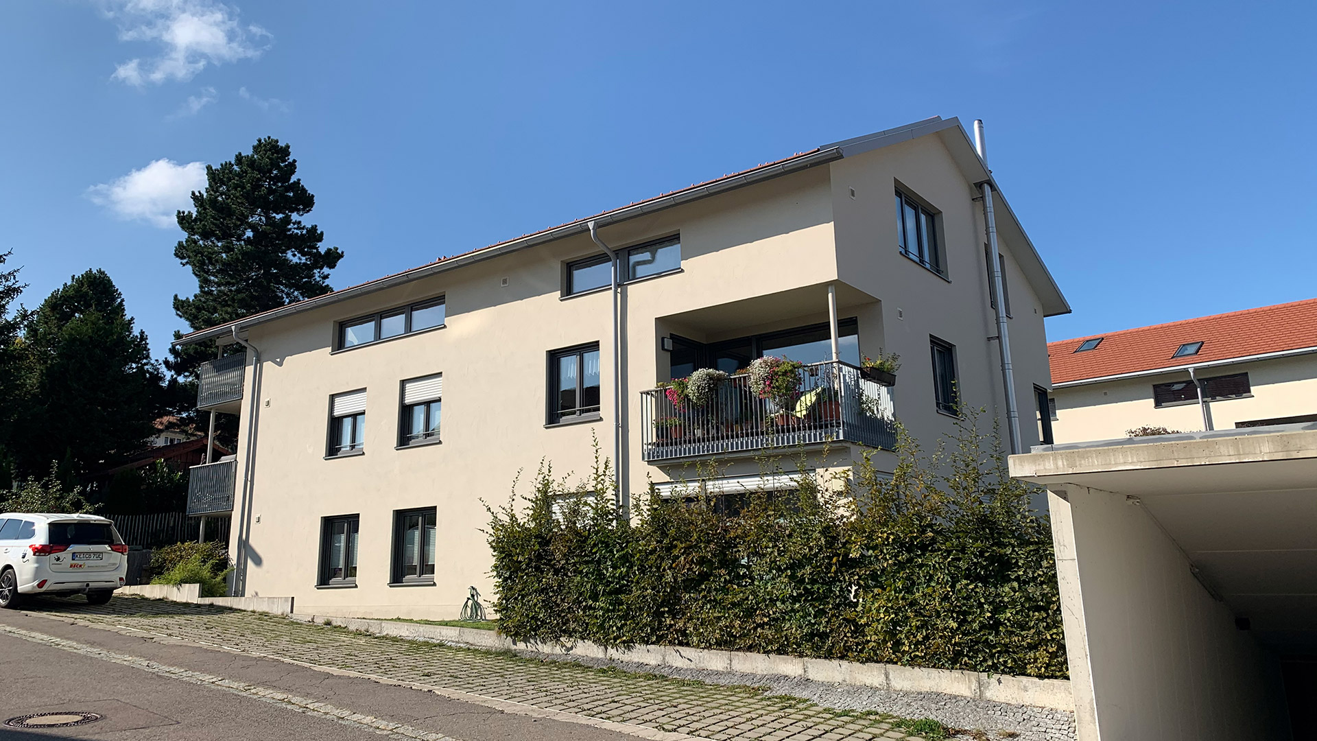 Ein Mehrfamilienhaus von der Straße aus in Wiggensbach fotografiert