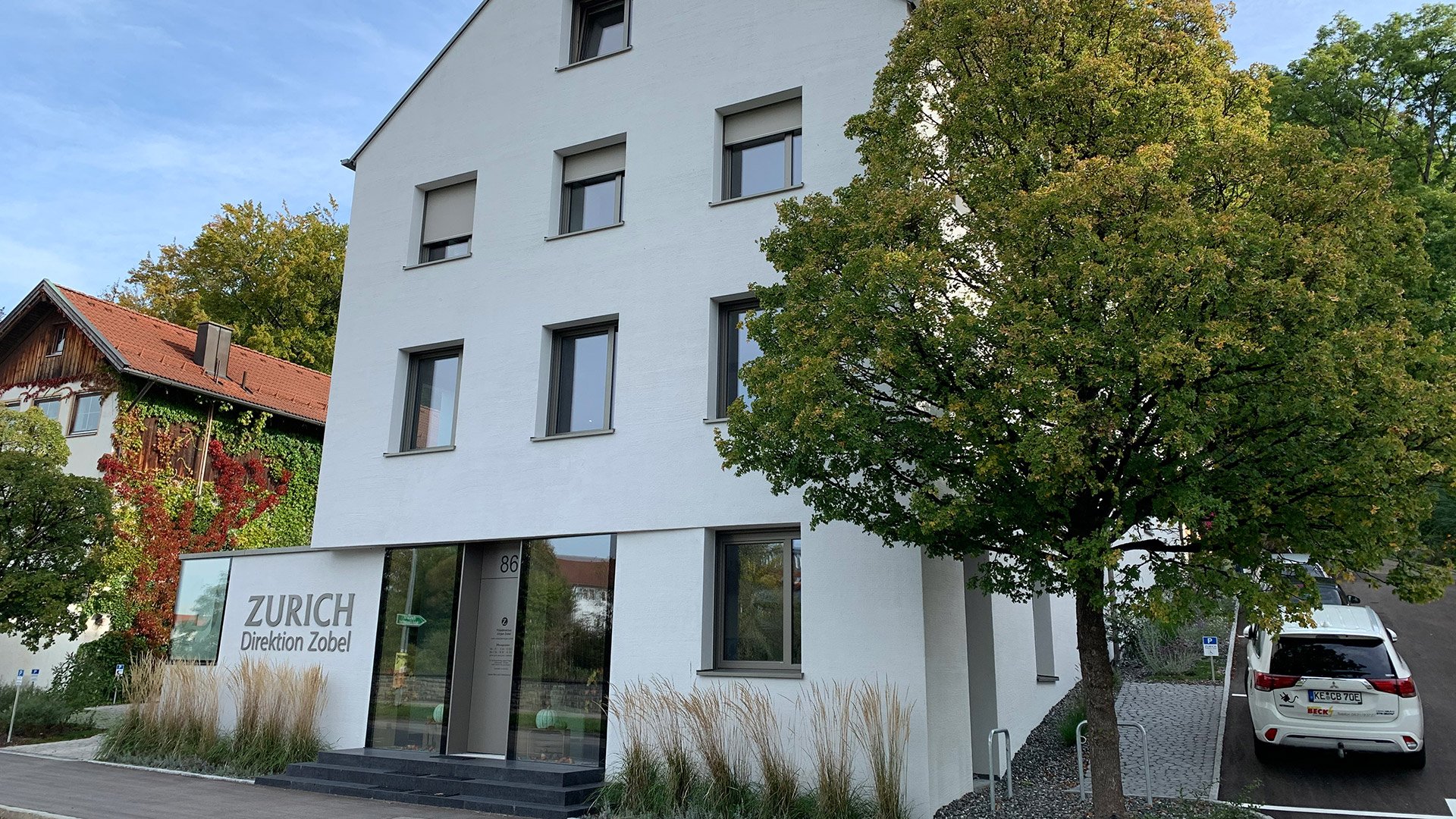 Ein Versicherungsbüro von der Straße aus fotografiert